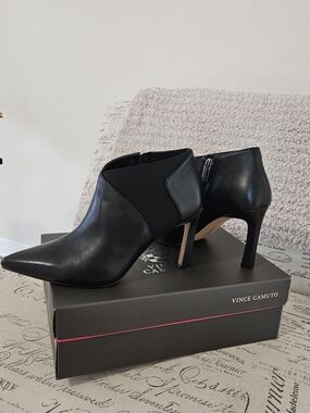 Vince Camuto Black Pointed Leather Ankle Booties with Cutout Elastic